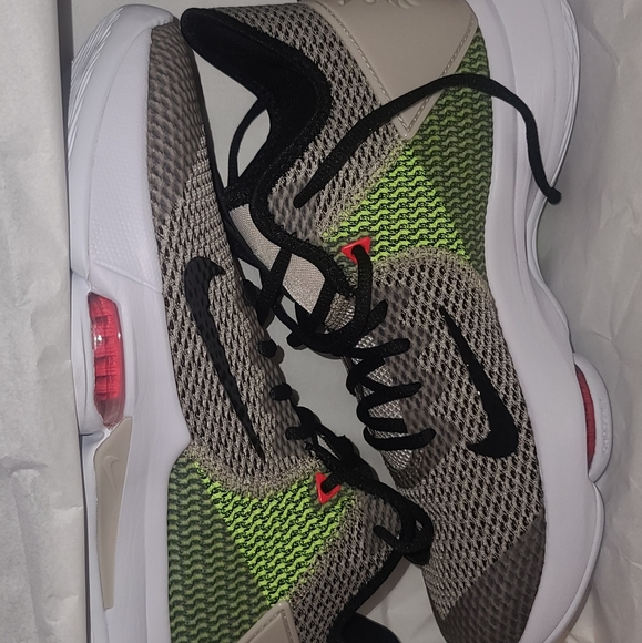 Lebron Sneakers - Picture 2 of 16